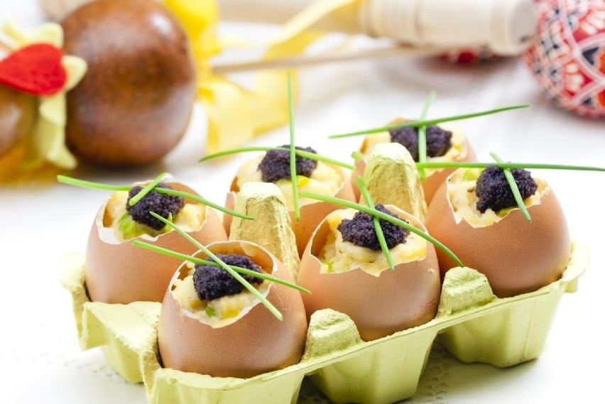 Wielkanocne jaja faszerowane konfiturą z  suszonych śliwek.