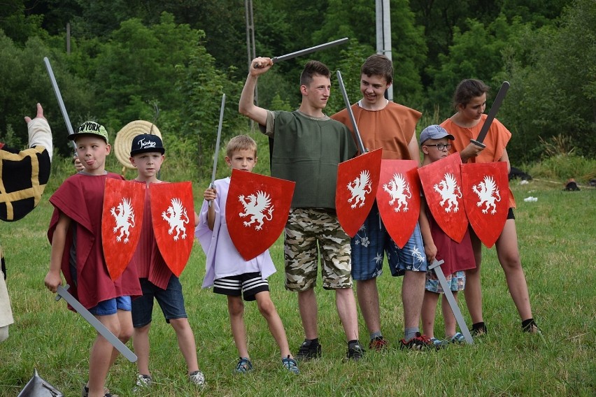 Cała Małopolska świętuje dzisiaj w Szymbarku. Są rycerze i bractwo kurkowe, stoiska ze starociami, pokazy