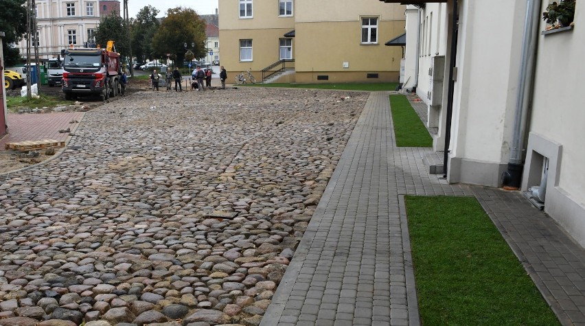 Remont podwórza kamienicy przy ul. Wojska Polskiego 29/31 i kamienica przy ul. Zamurowej 1 już po remoncie