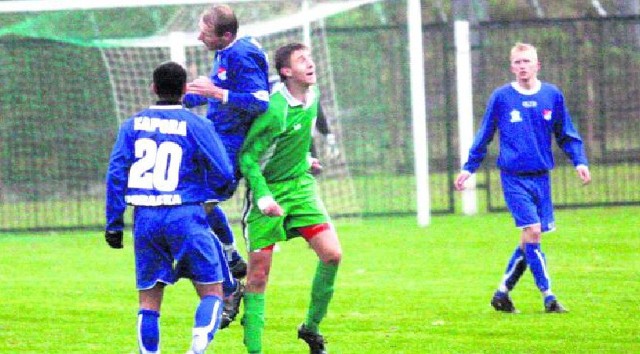 Jesienią w Halembie piłkarze Zapory (niebieskie stroje) przegrali z Grunwaldem 0:5. Teraz częściowo zrehabilitowali się.