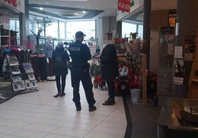 Policjanci sprawdzają czy klienci sklepów przestrzegają zasad sanitarnych.