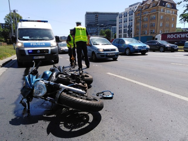 Z relacji świadków wynika, że kierująca motocyklem otarła się o samochód zwalniający przed światłami.