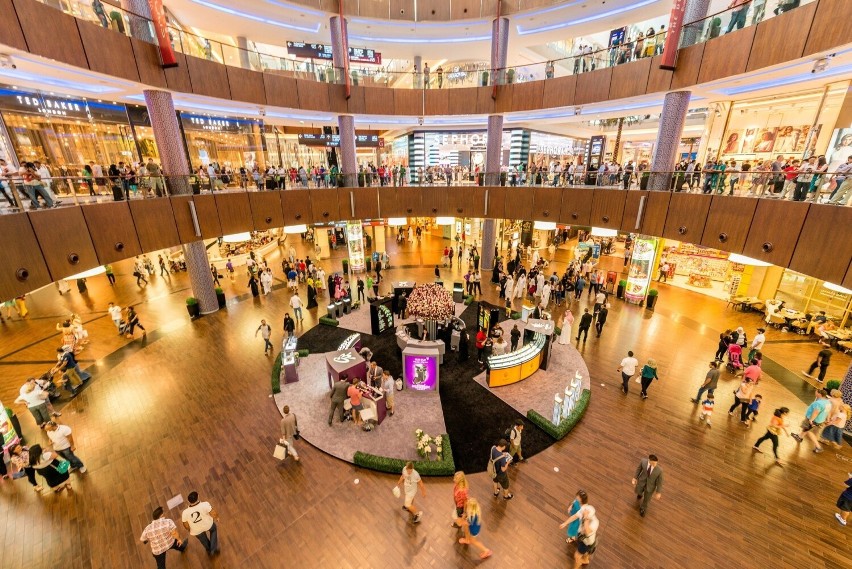 Dubai Mall - gigantyczne centrum handlowe w środku miasta.