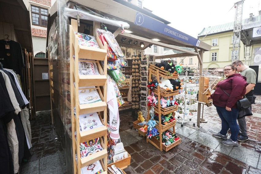W Krakowie na Małym Rynku trwa jarmark na św. Michała. Zjechali się rzemieślnicy nie tylko z Polski