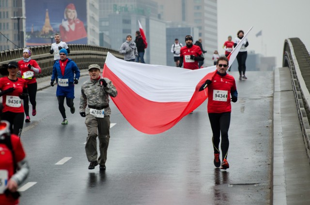 Biegacze uczcili Święto Niepodległości przemierząc ulice Warszawy
