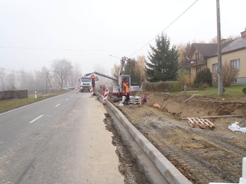 Podczas modernizacji drogi wojewódzkiej odnaleziono fragmenty macew