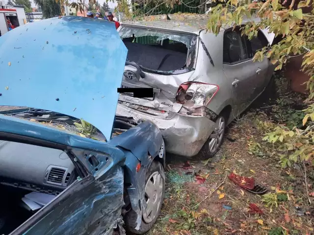 W Końskich kierujący samochodem uderzył w dwa zaparkowane auta i w drzewo
