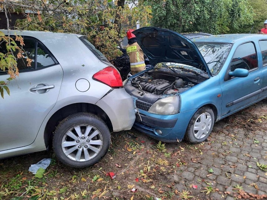 W Końskich kierujący samochodem uderzył w dwa zaparkowane auta i w drzewo. Nie chciał opuścić dymiącego pojazdu, był nietrzeźwy. Zdjęcia