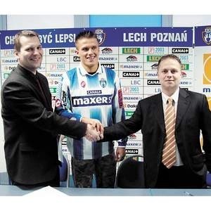 Błażej Telichowski (w środku) tuż po podpisaniu umowy z nowym sponsorem. Fot. W. Wylegalski