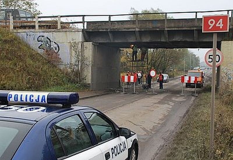 Ogromne korki zablokowały Bytom i Piekary Śl. Ciężarówka uderzyła w wiadukt na Siemianowickiej [Zdjęcia]