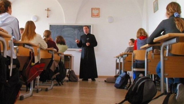 Coraz mniej uczniów szkół średnich w Skarżysku - Kamiennej uczęszcza na lekcje religii. Zobaczcie na kolejnych slajdach jak wygląda sytuacja w poszczególnych  szkołach.