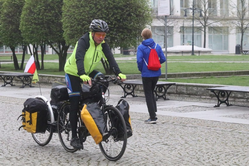 Legnicki listonosz Piotr Ziętal wyruszył kolejny raz rowerem w samotną podróż