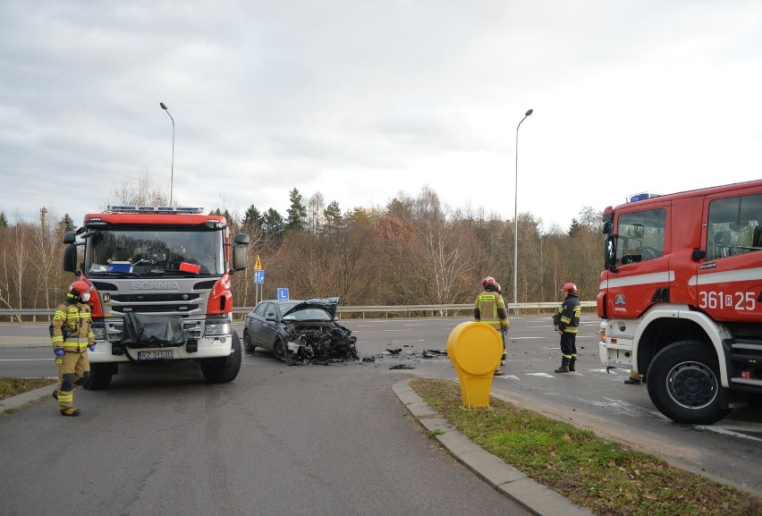 Na alei Wolności w Przemyślu hyundai nauki jazdy zderzył się z ciężarówką. Cud, że nikt nie został ranny [ZDJĘCIA]