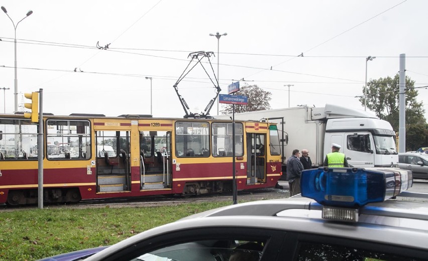 Zderzenie tramwaju z ciężarówką na Limanowskiego
