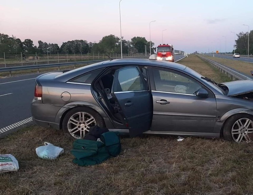 Cedry Małe. Wypadek na drodze S7. Po wystrzale opony, kierowca uderzył w barierki