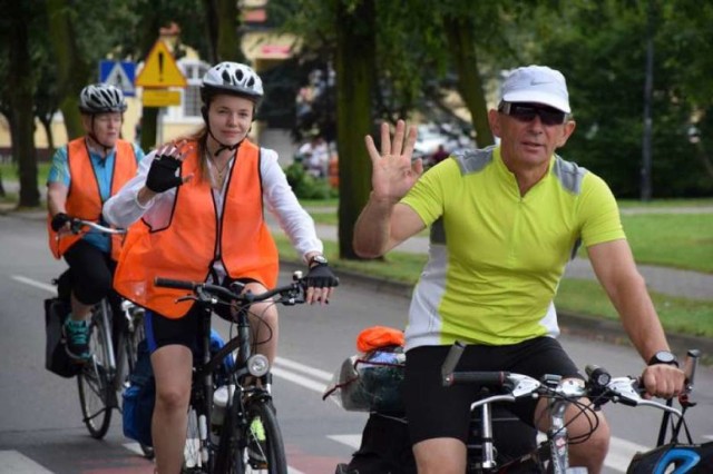 Trwają zapisy na XVII Pielgrzymkę Rowerową. Zobacz na zdjęciach, jak pątnicy wyruszyli z Pleszewa w ubiegłym roku