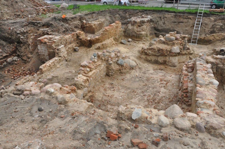 Prace archeologiczne w Prabutach odsłaniają kolejne kamienice. Znaleziono również m.in. dawne monety [ZDJĘCIA]