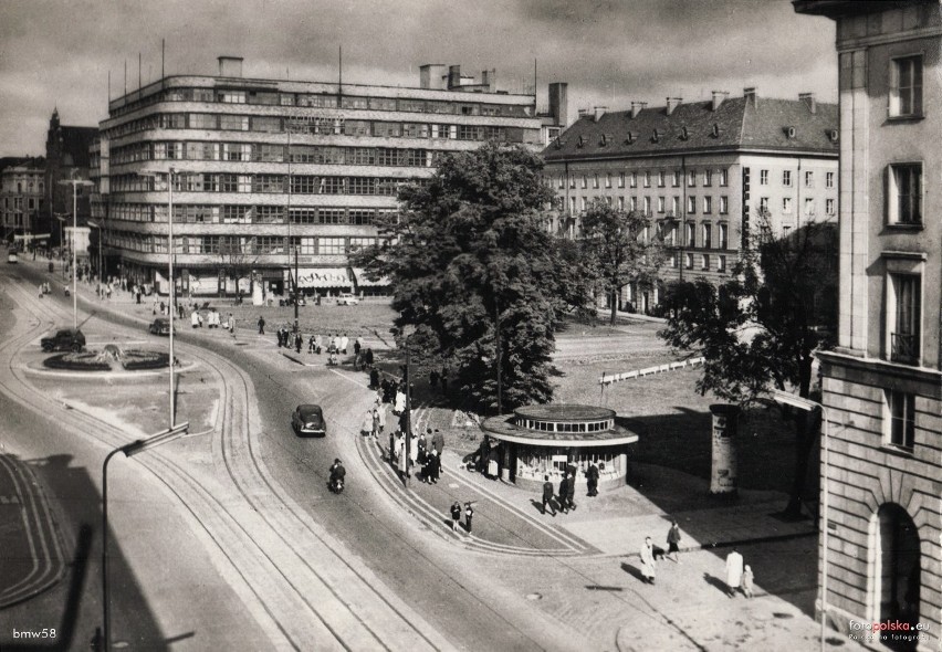 Okrąglak przy Świdnickiej. Kiedyś tam sprzedawano prasę,...