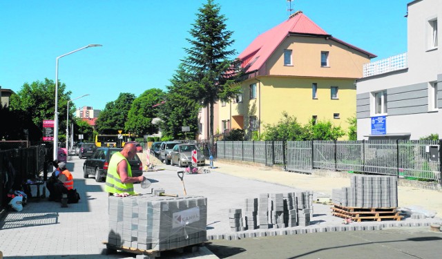 Roboty toczą się od strony ulicy Kościuszki. Z kostki brukowej układana jest jezdnia i chodnik na ul. Racławickiej. Prace powodują utrudnienia w ruchu, ale nie to martwi tamtejszych mieszkańców.