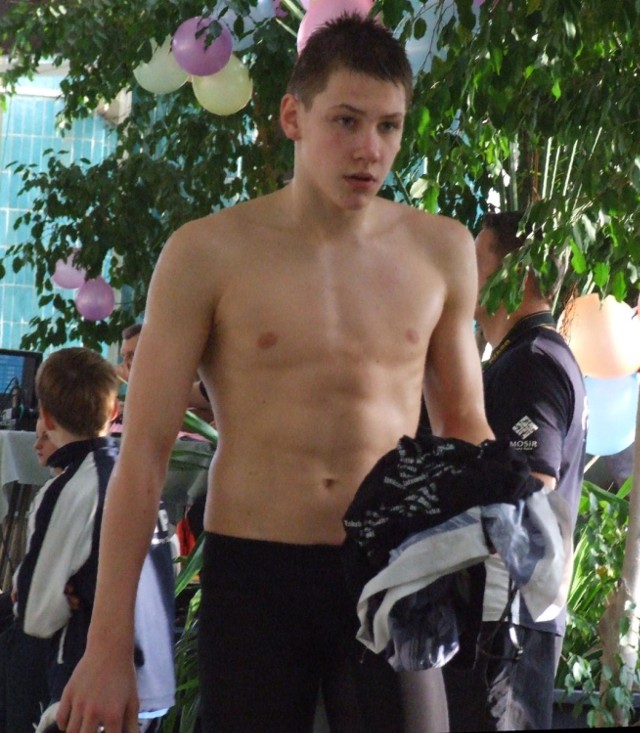 Arkadiusz Topolski był odkryciem wśród oświęcimian w pierwszej rundzie w pływackiej ligi SMS, na krótkim basenie w Raciborzu.