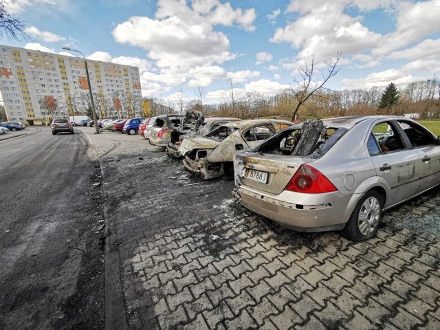 Cztery samochody spaliły się w ubiegłą niedzielę na parkingu przy ulicy Buszczyńskich w Toruniu. Policja sprawdza, co było przyczyną pojawienia się ognia. Natomiast kilka tygodni temu przynajmniej jeden z samochodów stojących przy ulicy Prejsa został podpalony.

CZYTAJ DALEJ >>>>>

Zobacz także: Kujawsko-Pomorskie: Uciekli z kwarantanny! Kolejne przypadki

Czytaj także: "Babciu, mam koronawirusa". Nowa forma oszustw!