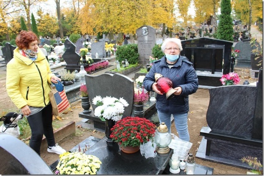 Trąbki Wielkie Seniorzy z Klubu "Zawsze Młodzi" pamiętają o swoich zmarłych koleżankach i kolegach 