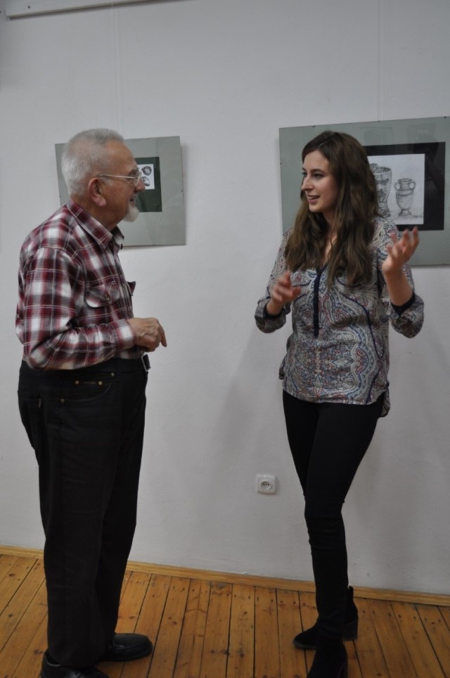 Paulina Wołejko na wystawie miała okazję do wymiany doświadczeń i rozmów z tucholskimi artystami.