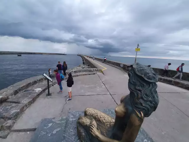 Czy skutki brzydkiej pogody mogą wprawiać w zachwyt? Jak najbardziej! Mimo, że w ostatnim czasie pogoda w Ustce i regionie nie rozpieszcza, to trzeba przyznać, że piękno tych chmur rekompensuje wszystko. Ustka jest miastem ładnym nawet w niepogodę. Zobaczcie zdjęcia!