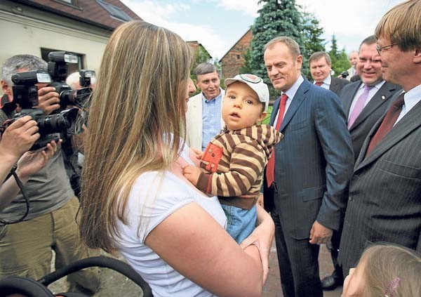 Donald Tusk spotkał się z powodzianami w Bieruniu