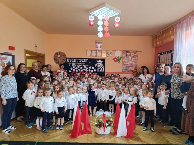 Dzieci wszystkich oddziałów Przedszkola numer 3 w Jędrzejowie dały piękny występ z okazji Święta Niepodległości. Więcej na kolejnych zdjęciach.