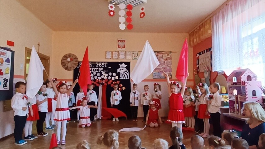Mali patrioci z Przedszkola numer 3 w Jędrzejowie wspólnie świętowali Święto Niepodległości. Zobacz zdjęcia