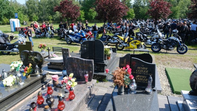 W pogrzebie tragicznie zmarłego  udział wzięli jego koledzy, motocykliści
Zobacz kolejne zdjęcia. Przesuwaj zdjęcia w prawo - naciśnij strzałkę lub przycisk NASTĘPNE