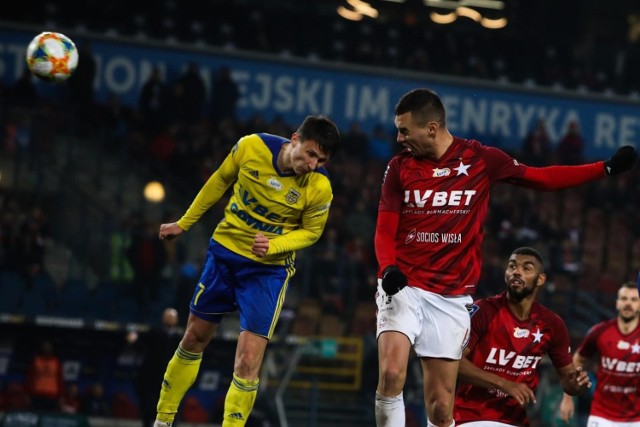 Po golu Macieja Jankowskiego (na zdjęciu w pojedynku powietrznym z Maciejem Sadlokiem) Arka Gdynia wygrała 9 listopada w Krakowie 1:0. Zwycięstwo nad Wisłą koniecznie trzeba powtórzyć dziś na własnym stadionie.