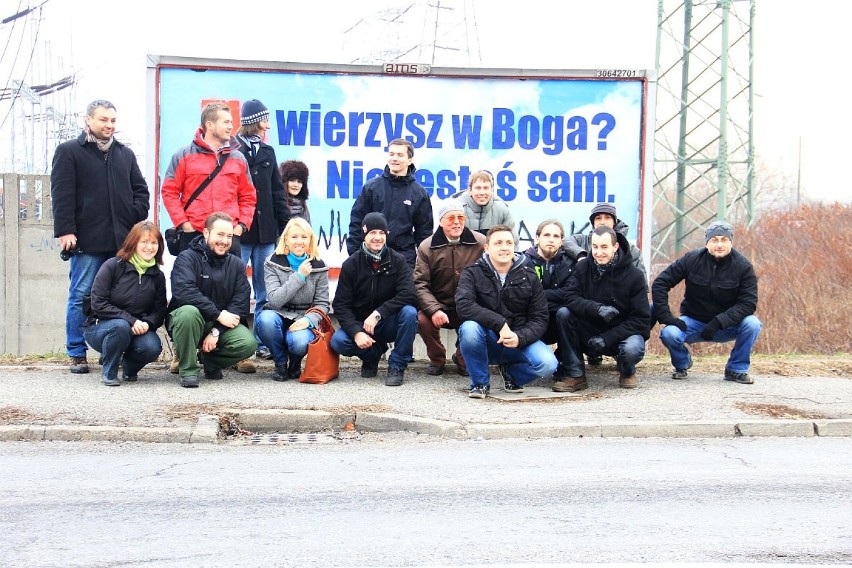 Ateiści zrobili sobie wspólne zdjęcie pod billboardem