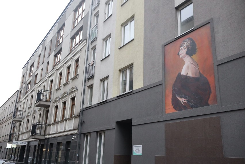 Na muralu, Pola Negri zadziornie zerka przez ramię na okna...