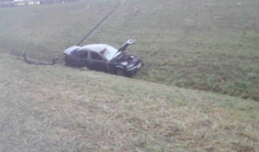 A2: Kolejny wypadek na autostradzie. Tym razem dachowało BMW