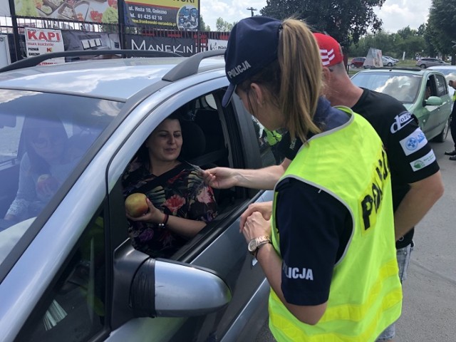 Policjanci rozdawali kierowcom cytryny lub jabłka