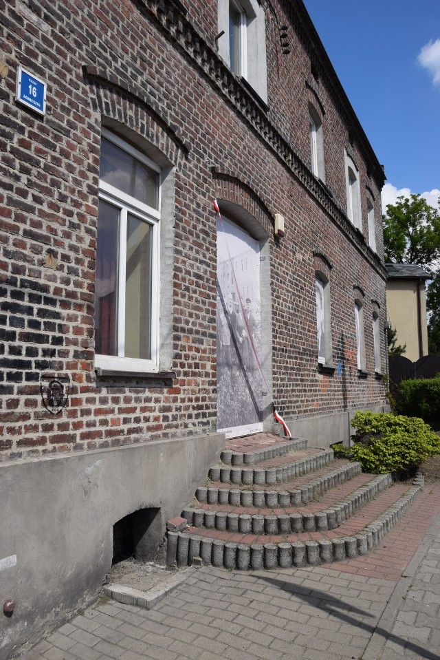 Galeria Niepodległości w Katowicach. Fotografie umieszczone w oknach kamienicy przy ulicy Agnieszki w Dębie