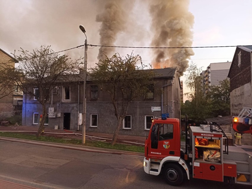 Pożar kamienicy w Dąbrowie Górniczej - ZDJECIA. Płonął budynek przy ul. Dąbrowskiego