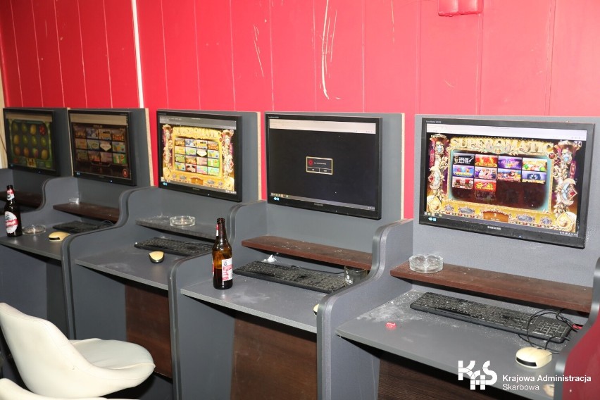 Nielegalny salon gier w Chociwlu. Pięć komputerów, telefon, router i gotówka