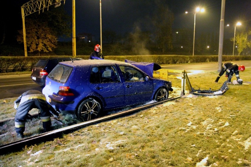 Pijany rozbił golfa na torowisku przy ul. Ślężnej (ZDJĘCIA)