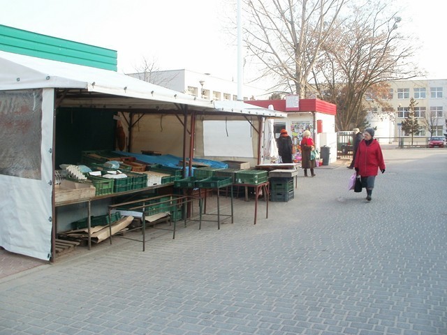 Bazar w Koninie pusty. Niska temperatura przegoniła sprzedawców
