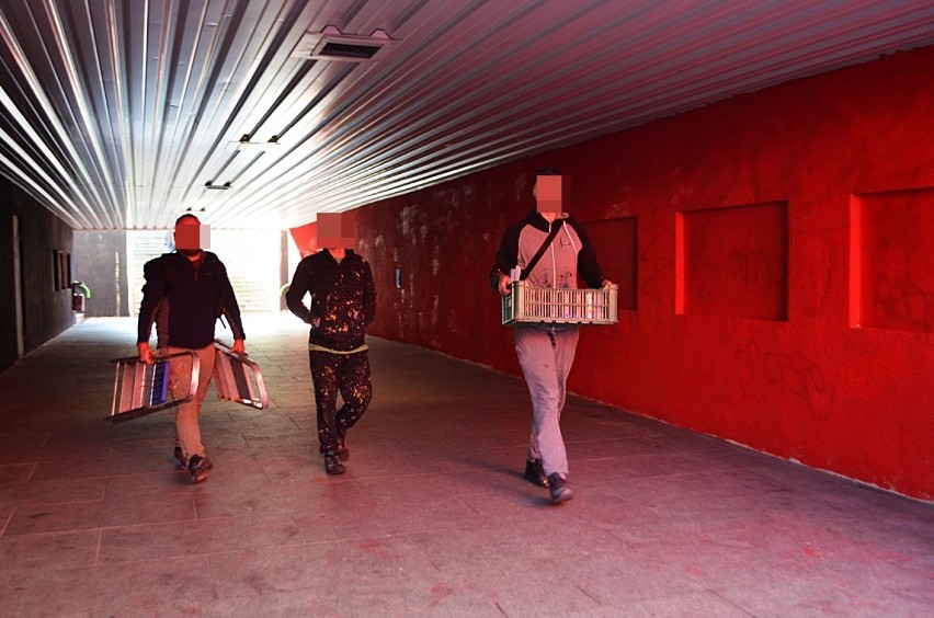 Grafficiarze z całej Polski malują obrazy w podziemnym przejściu na starówkę