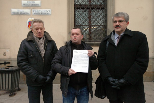 Teren jest nieoświetlony. Nie ma tam ochrony, ani monitoringu. Środowiska patriotyczne zwróciły się więc do prezydenta Jacka Majchrowskiego, by coś z tym zrobił.