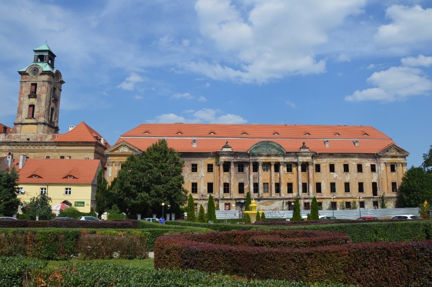 Pałac Promnitzów w Żarach. Został wzniesiony w latach...