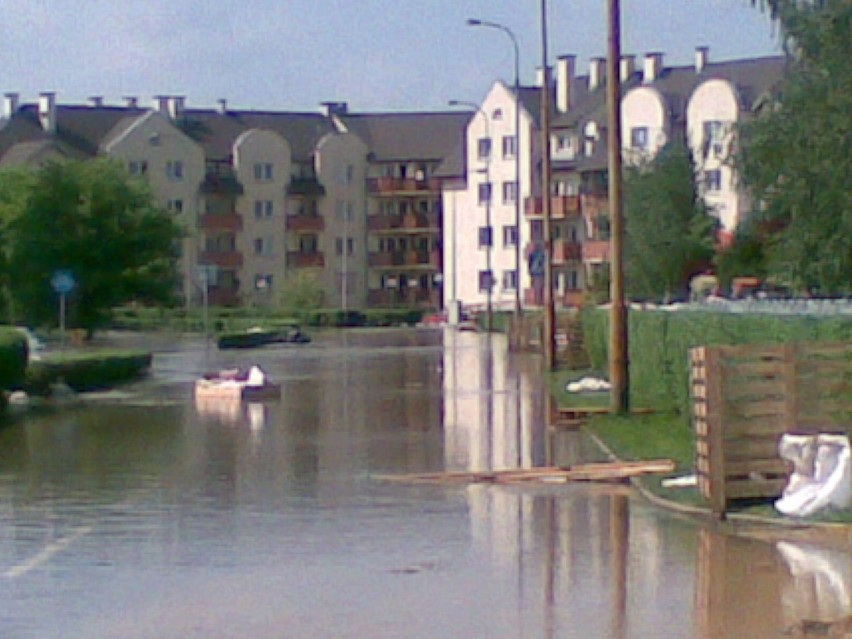 Woda zalewa kolejne ulice Kozanowa