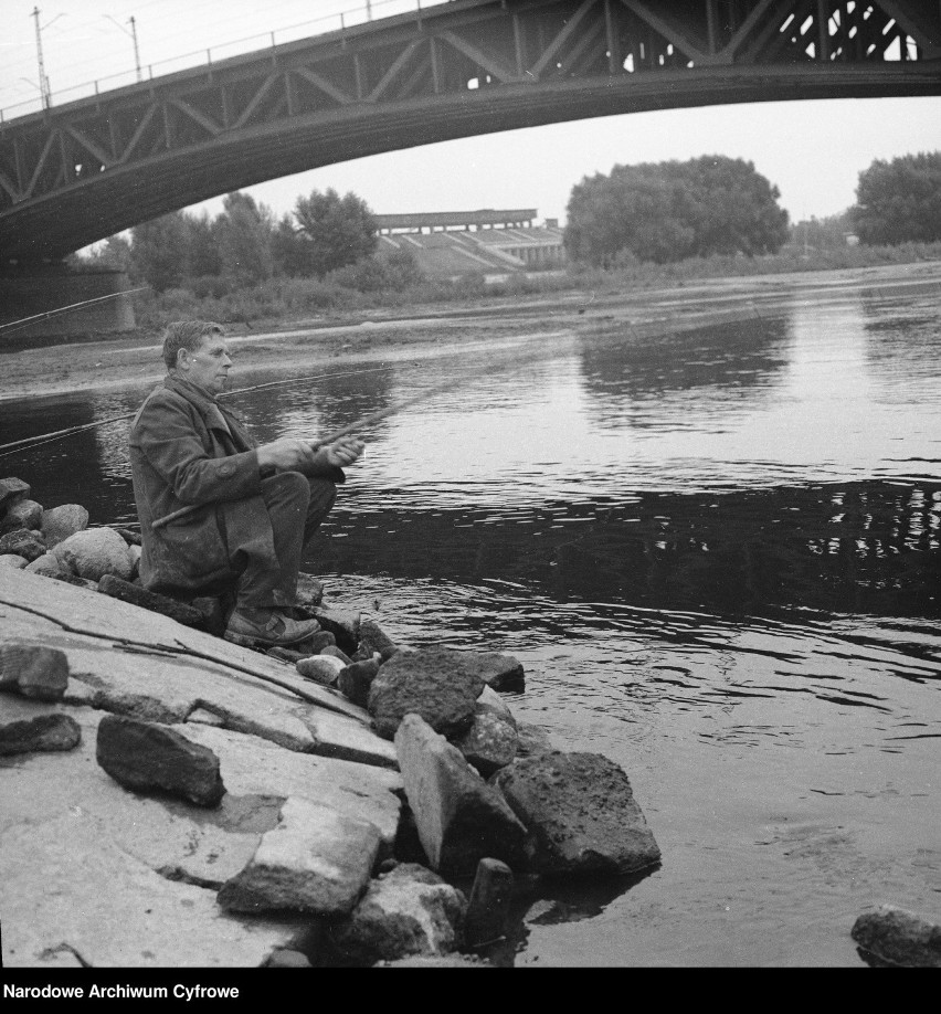 Wędkowanie na archiwalnych zdjęciach. Wędkarze przy moście...