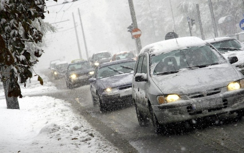 Śnieżyca przechodzi przez Warszawę. Spadnie nawet 15 cm śniegu