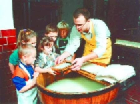 Pokazy ręcznego czerpania papieru zawsze cieszą się dużym zainteresowaniem, szczególnie wśród najmłodszych zwiedzających.   FOT. MUZEUM PAPIERNICTWA