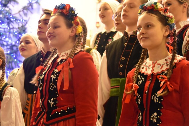 W Białym Kościółku kolędy wykonywało około stu Małych Gorzowiaków.